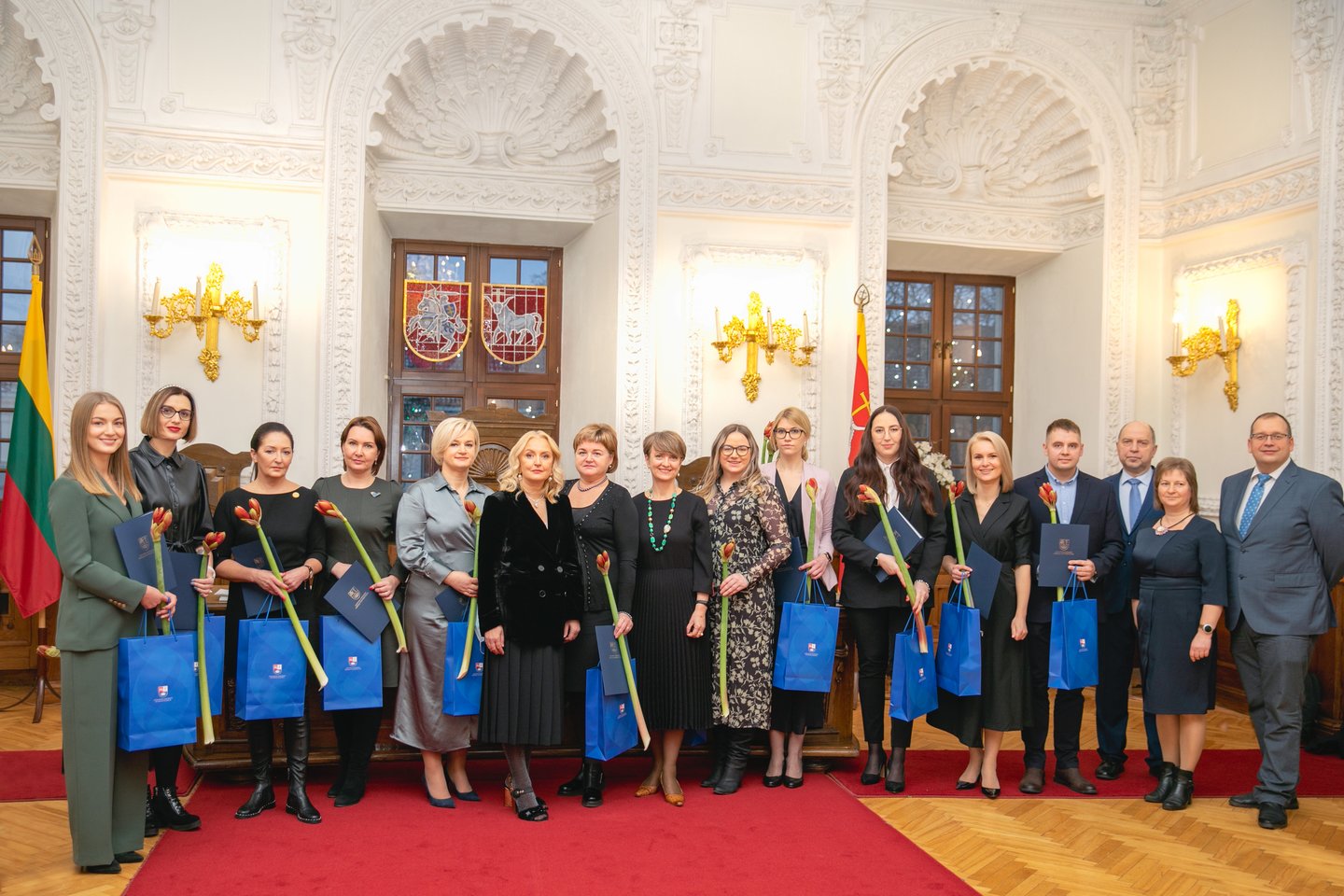 „Lietuvos metų vaistininkas 2021“ finalinio etapo dalyviai su juos vertinusiais komisijos nariais<br>Pranešimo spaudai nuotr.