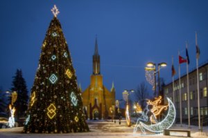 Kalėdiniu džiaugsmu prapliupo ir Kaišiadorys: įžiebė savo žaliaskarę gražuolę