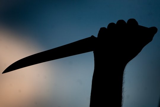 Girtas dvidešimtmetis švaistėsi peiliu