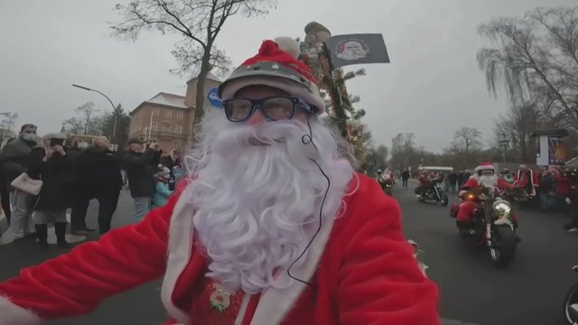 Berlyne – tradicija tapusi akcija: Kalėdų Seneliai motociklais vežiojo dovanas nepasiturinčioms šeimoms