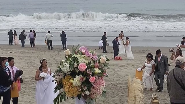 Per masines vestuves Limoje sutuokta dešimtys porų: netrukdė nei pandemija, nei prastas oras