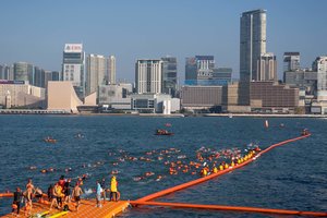 Per tūkstantį žmonių varžėsi, kas greičiau perplauks Honkongo Viktorijos įlanką