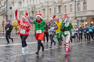 Vilniuje šventiškiausiame bėgime varžėsi šimtai pasipuošusių bėgikų