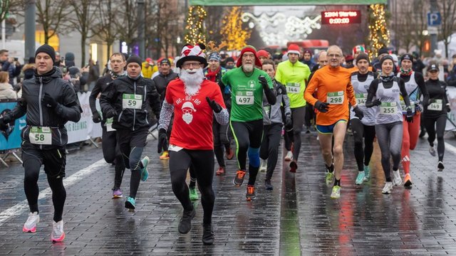 Sostinėje surengtas „Kalėdinis bėgimas“: vieni siekė laimėti, o kiti – stebinti šventiškomis aprangomis