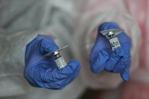 Jungtinė Karalystė imasi papildomų priemonių omikron atmainos plitimui stabdyti