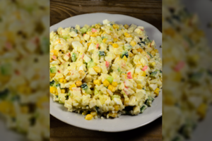 Krabų lazdelių ir ryžių mišrainė – šeimos mėgstamiausia