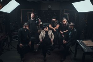 Grupės „Thundertale“ ir Povilo Meškėlos tandemas: dainoje užkoduota žinutė tiems, kuriems Šv. Kalėdos – liūdna šventė