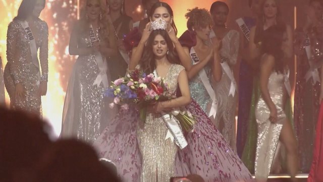 Surengtas „Mis Visata“ konkursas nepaisant raginimų jį boikotuoti: karūnuota „Mis Indija“ laimėtoja