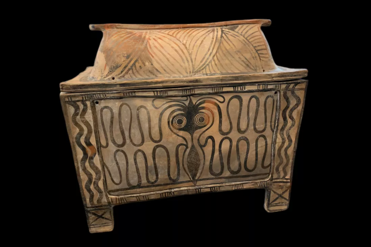  1 mln. dolerių vertės dekoratyvinė skrynia žmogaus palaikams, vadinama larnaksu, pagrobta iš Kretos bei datuojama 1400-1200 m. pr.m.e.<br> Niujorko apygardos prokurorų biuro nuotr.