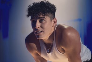 Jausmingą vaizdo klipą pristatantis Donatas Montvydas: „Santykiai nėra vien tik šilkas“