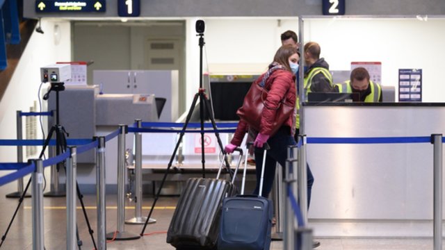 JK aviacija piktinasi dėl griežtinimų: nepritaria pilnai paskiepytų keleivių testavimui