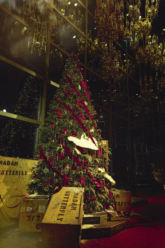 Puošdamas eglutes Operos ir baleto teatre floristas panaudojo senus tikrus daiktus.<br>AA Studio Photography nuotr.