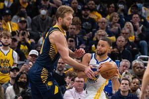 Domantas Sabonis rezultatyvumu pranoko Stepheną Curry, tačiau „Pacers“ dramatiškai krito krito savo arenoje