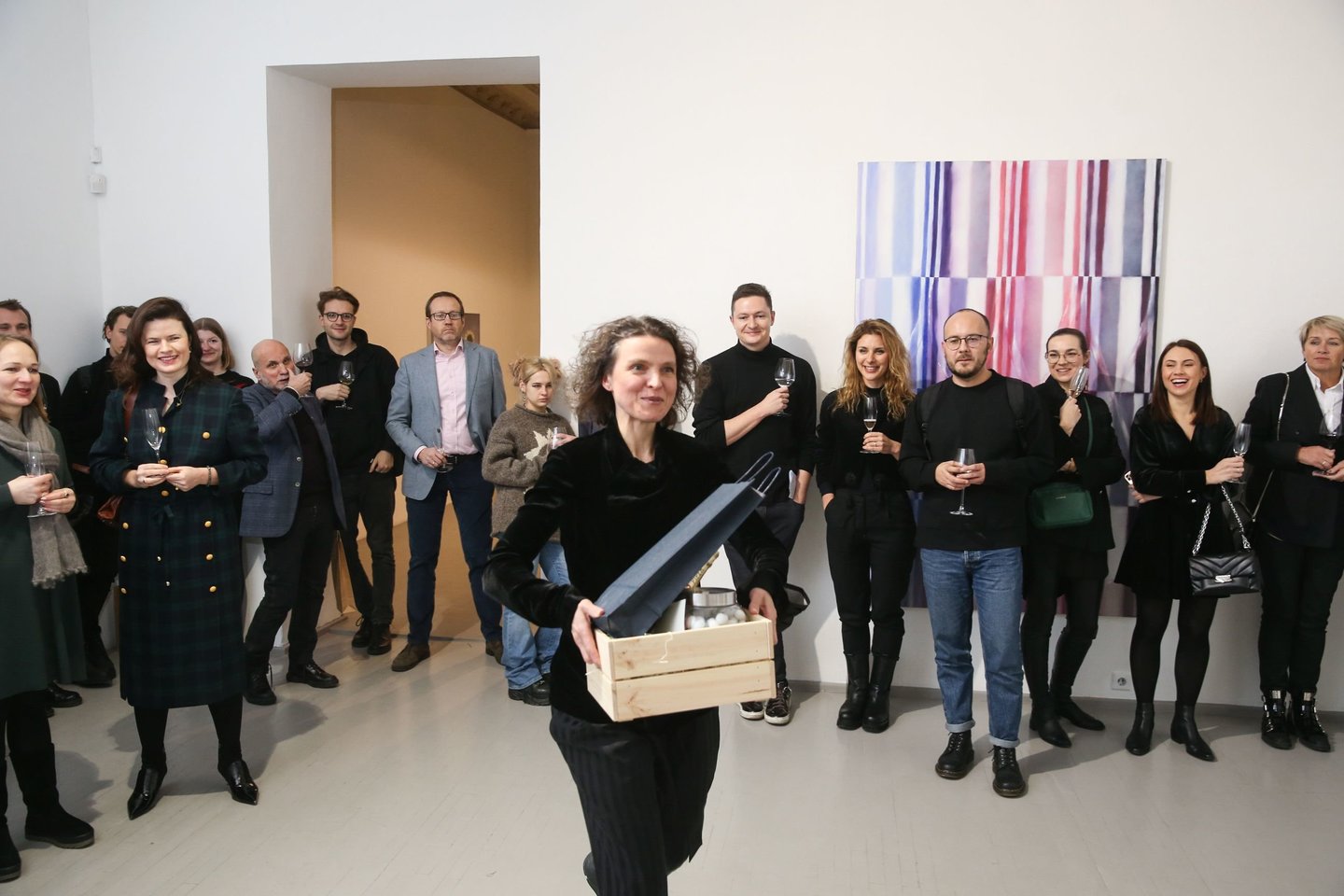 „JCDecaux Lietuva“ vadovės Žanetos Fomovos dovaną parodos autoriams perdavė galerijos „Vartai“ bendrasavininkė Laura Rutkutė.<br>R.Danisevičiaus nuotr.
