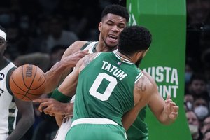 42 taškus surinkęs J. Tatumas užtemdė G. Antetokounmpo, o „Celtics“ palaužė NBA čempionus