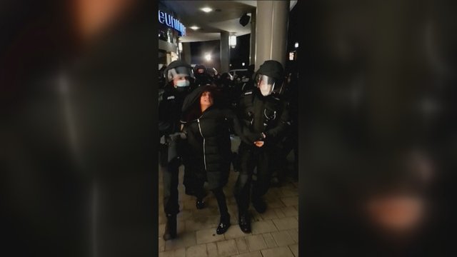Vokietijoje – demonstracija prieš sugriežtintus COVID-19 ribojimus: pareigūnai išvedė kelis protestuotojus
