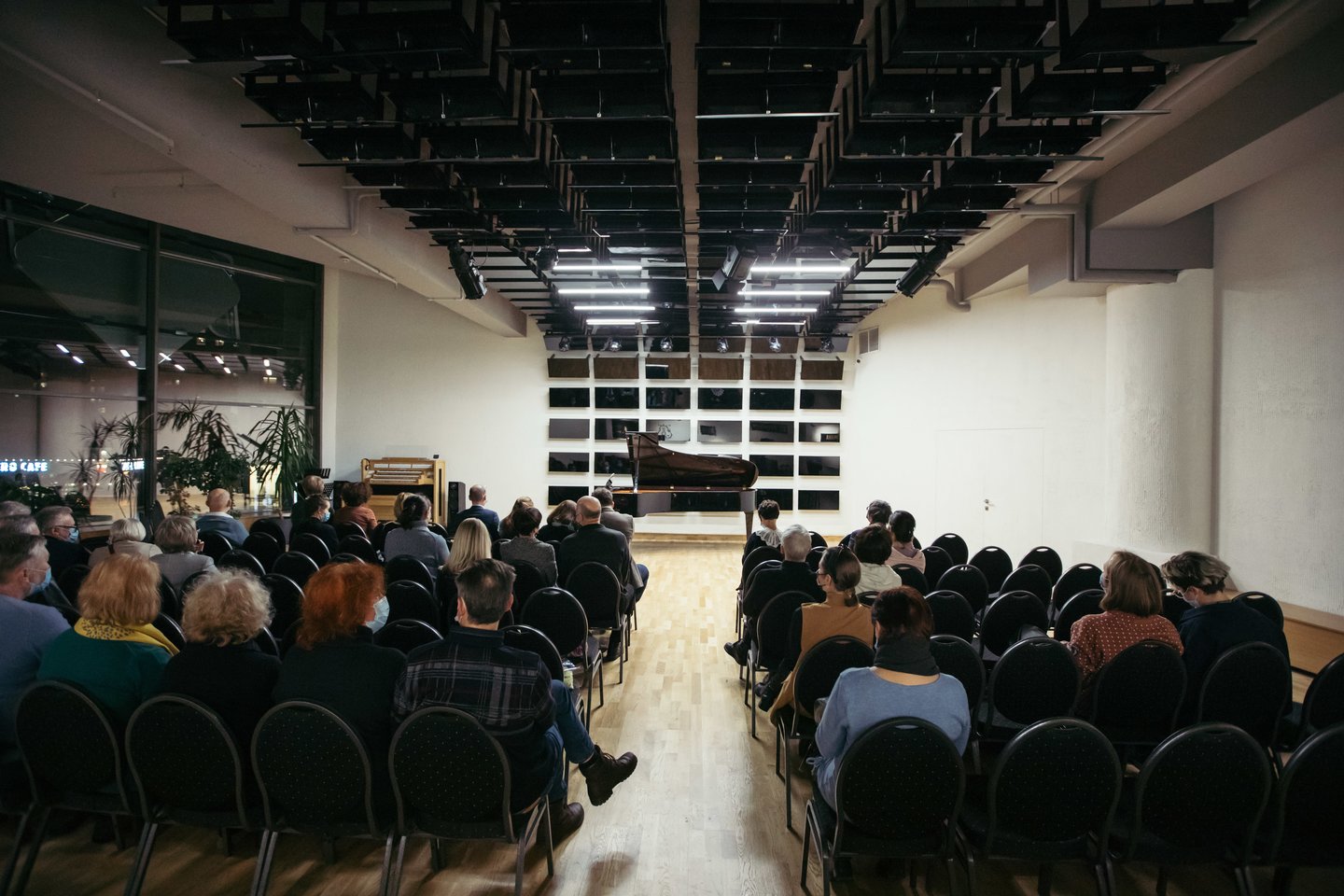  Prie „Organum“ salės lubų pritvirtintų pianisto kėdučių paviršiai blizga kaip veidrodžiai, o kompozicija prilygsta meno instaliacijai. <br> M.Bartaševičiaus nuotr.