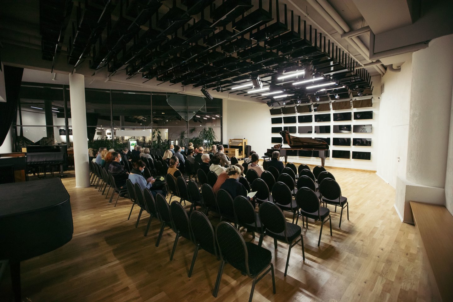 Prie „Organum“ salės lubų pritvirtintų pianisto kėdučių paviršiai blizga kaip veidrodžiai, o kompozicija prilygsta meno instaliacijai. <br>  M.Bartaševičiaus nuotr.
