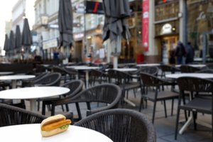  Dėl omikron atmainos Norvegija uždraudžia barams ir restoranams pilstyti alkoholį