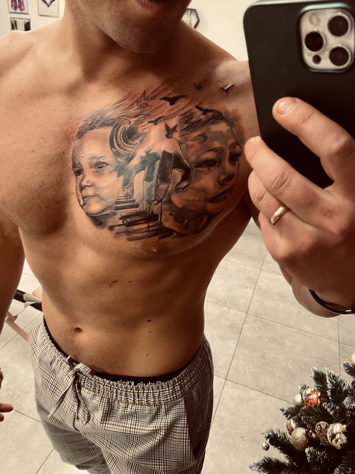 Karolis Akulavičius apsilankė pas tatuiruočių meistrą.<br>Asmeninio albumo nuotr.