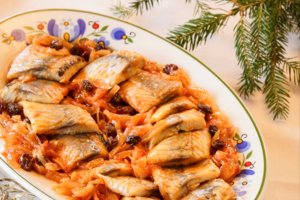 Šventinė silkė su razinomis – patiekalas, kurį ruošiu tik kartą per metus