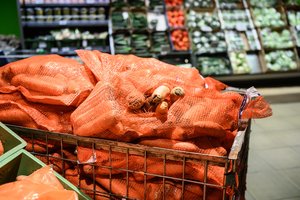 Lietuvių įpročiai: perka mažiausiai vaisių ir daržovių, bet labiausiai vertina vietinę produkciją