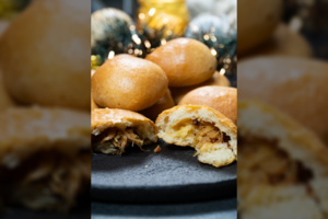 Purios ir minkštos bandelės su kopūstais ir šonine taps tikru kalėdinio stalo favoritu