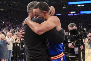 Istorinis pasiekimas: S. Curry tapo absoliučiu NBA lygos tritaškių rekordininku