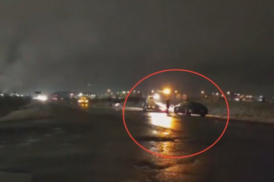 Akmuo į Kelių direkcijos daržą: ignoravo pranešimus apie Klaipėdos kelyje atsivėrusią duobę