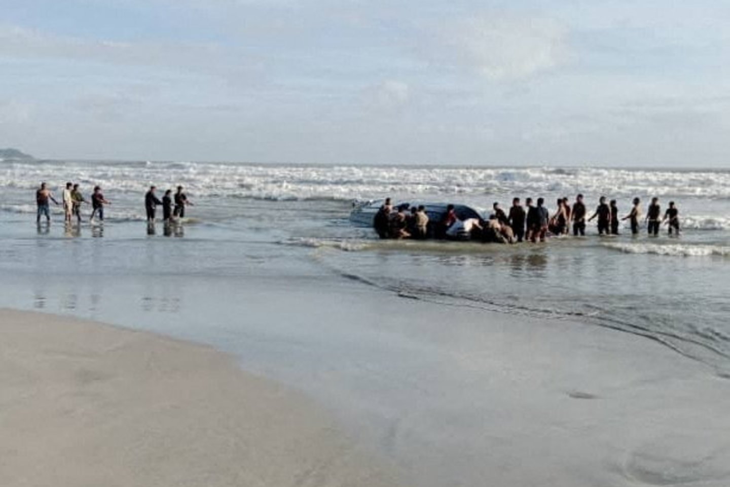  Malaizijoje nuskendus laivui žuvo 11 indoneziečių, dar 27 dingo.  <br>Reuters/Scanpix nuotr.