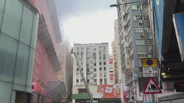 Viename Honkongo dangoraižių kilo didžiulis gaisras: ant stogo įstrigo kone 150 žmonių