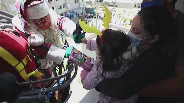 Peru Kalėdų Senelis pradžiugino COVID-19 virusu užsikrėtusius vaikus: ugniagesių pagalba įteikė dovanas