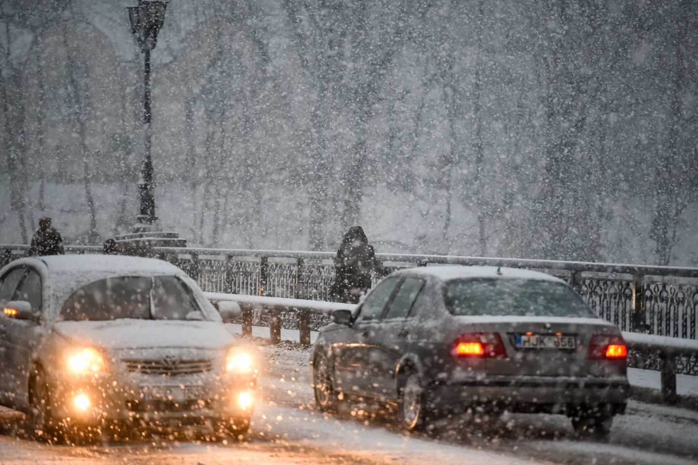 žiemą, sniegas, orai, pūga, sninga, mašina, automobilis, plikledis, provėžos, šlapdriba, slidus kelias, sliduma<br>D.Umbraso nuotr.