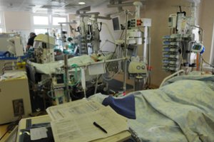 Koronavirusas griebė po motinos laidotuvių: biržietis guli prijungtas prie kvėpavimo aparatų