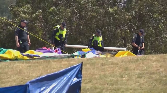 Australijoje vėjo gūsiai į 10-ies metrų aukštį pakėlė pripučiamą batutą: žuvo keturi vaikai