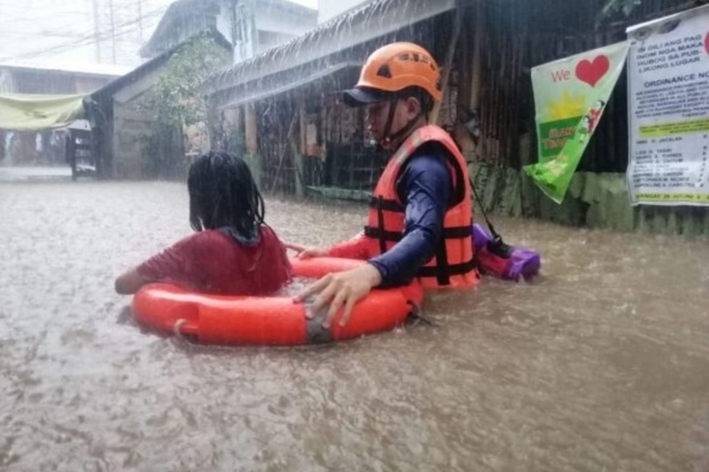 Filipinuose evakuojasi tūkstančiai žmonių.<br>REUTERS-Scanpix nuotr.