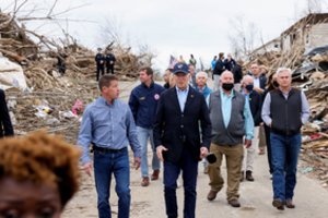 JAV prezidentas aplankė tornadų nusiaubtas šalies vietoves ir pažadėjo joms pagalbą