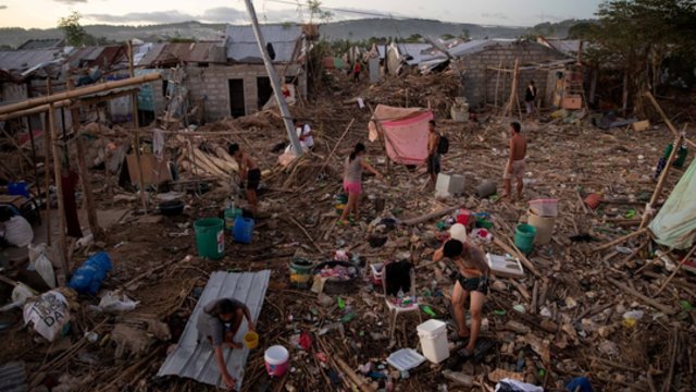 Supertaifūnas „Rai“ pasiekė Filipinus: 45 tūkstančiai žmonių palieka namus