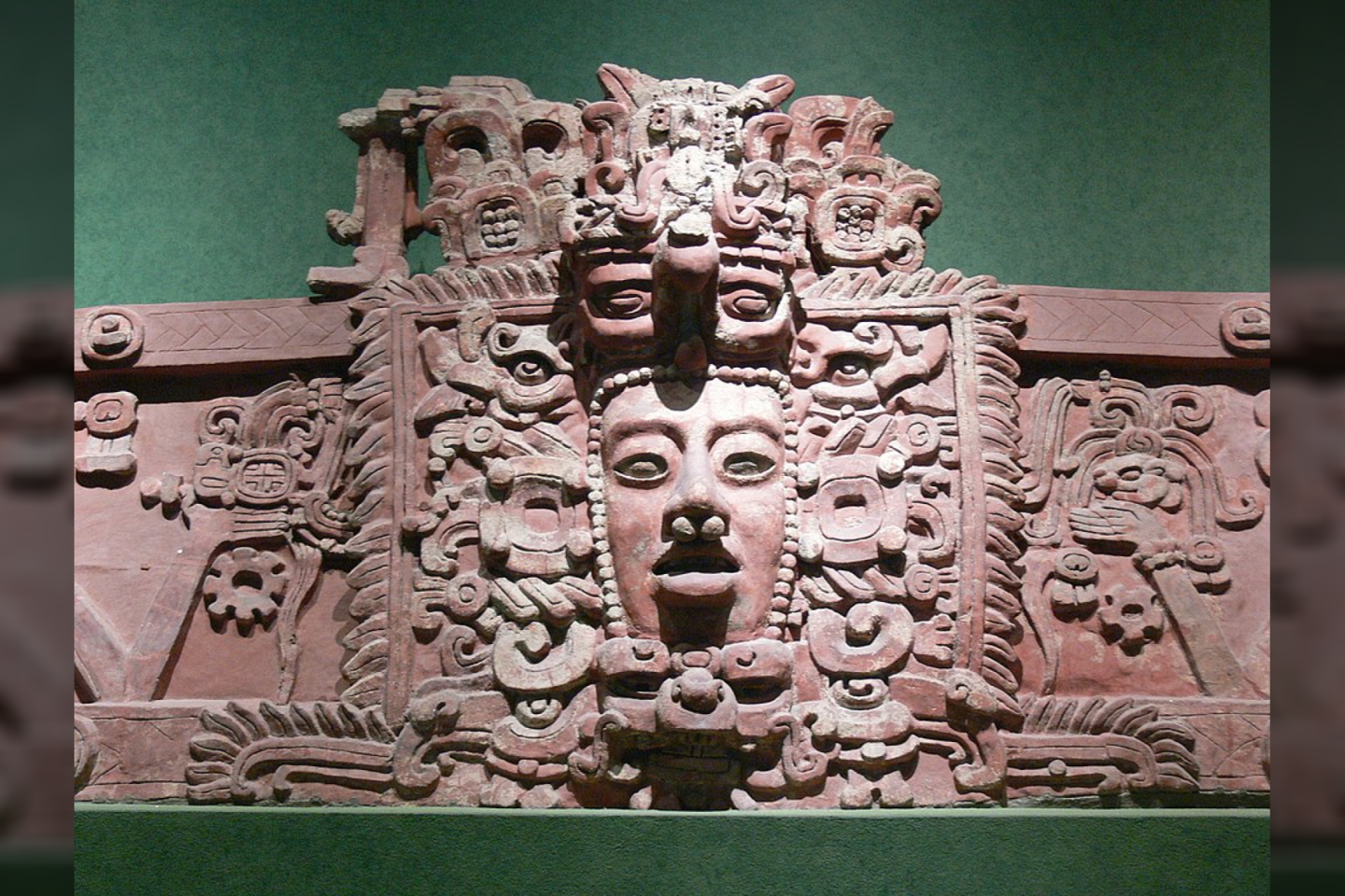  Majų kaukė, esanti Meksiko sičio antropologijos muziejuje.<br> Wikimedia Commons.