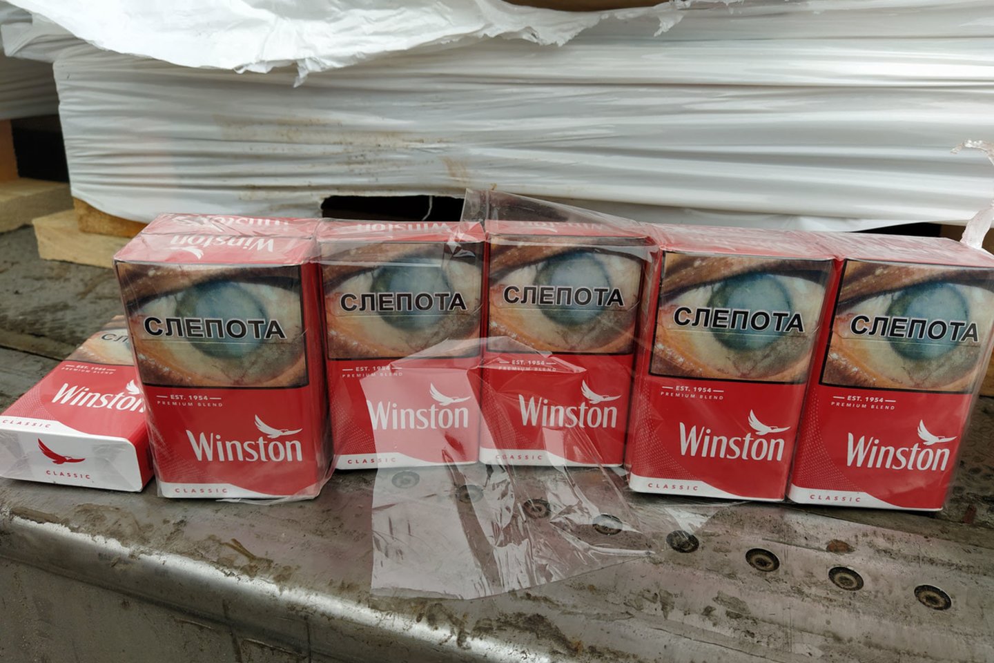  Muitininkai sulaikė beveik 2 mln. eurų vertės nelegalią cigarečių „Winston“ siuntą.<br> MKT nuotr.
