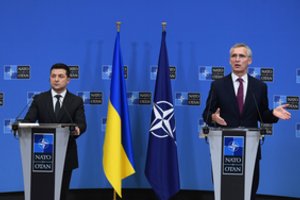 J. Stoltenbergas: NATO nesileis į kompromisus su Rusija dėl Ukrainos