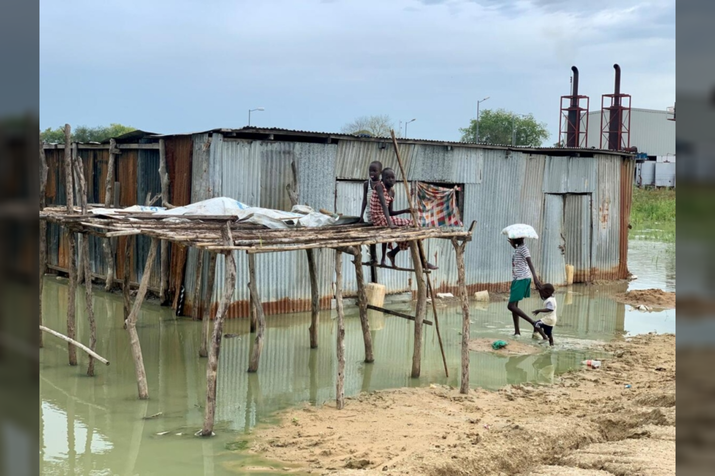  Jungtinės Tautos (JT) neseniai Pietų Sudane kilusį potvynį apibūdino kaip didžiausią per pastaruosius dešimtmečius, nuo kurio nukentėjo daugiau kaip 780 000 žmonių.<br> UNHCR/Aoife McDonnell nuotr.
