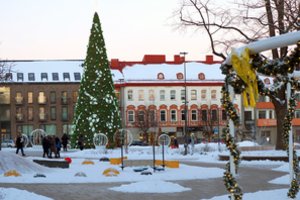 Panevėžio valdžia pritaria sprendimui prie eglės prekiauti alkoholiu, tačiau dėl reikalavimų karštą vyną tektų skiesti