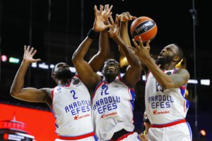 Eurolygos čempionas „Anadolu Efes“ patiesė „Maccabi“, kuriai tai buvo šeštoji nesėkmė iš eilės
