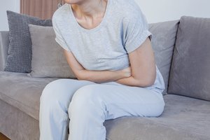 Gydytoja perspėjo dėl pilvo skausmų: šie simptomai išduoda, kad reikia skubios pagalbos