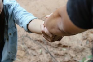 Ugniagesiai gelbėtojai ištraukė iki juosmens klampiame smėlyje įstrigusią mergaitę