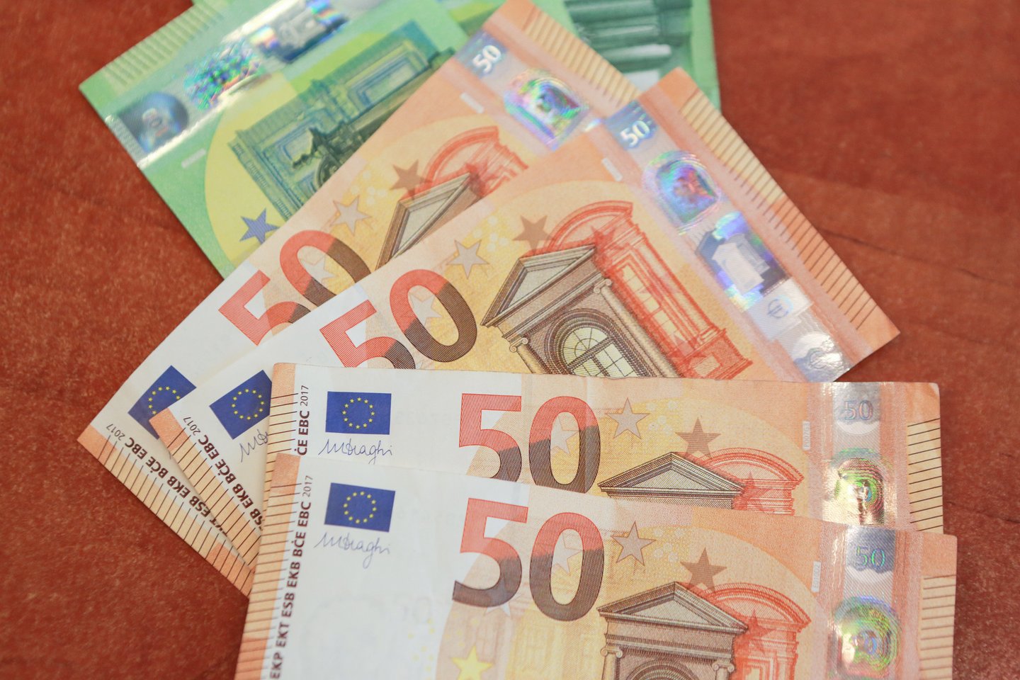 Loterijų pajamos per metus siekia apie 100 mln. eurų, kai azartinių lošimų pajamos viršija 1 mlrd. eurų.<br>G.Bitvinsko nuotr.