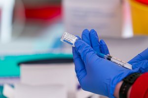 JAV priėmė neįprastą sprendimą dėl skiepų nuo COVID-19 – vieną vakciną nustūmė į šalį