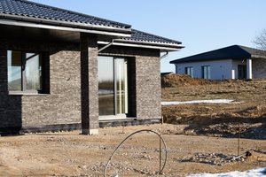 Šalys pradeda reaguoti į infliacijos uraganą – štai kas vyksta su palūkanomis