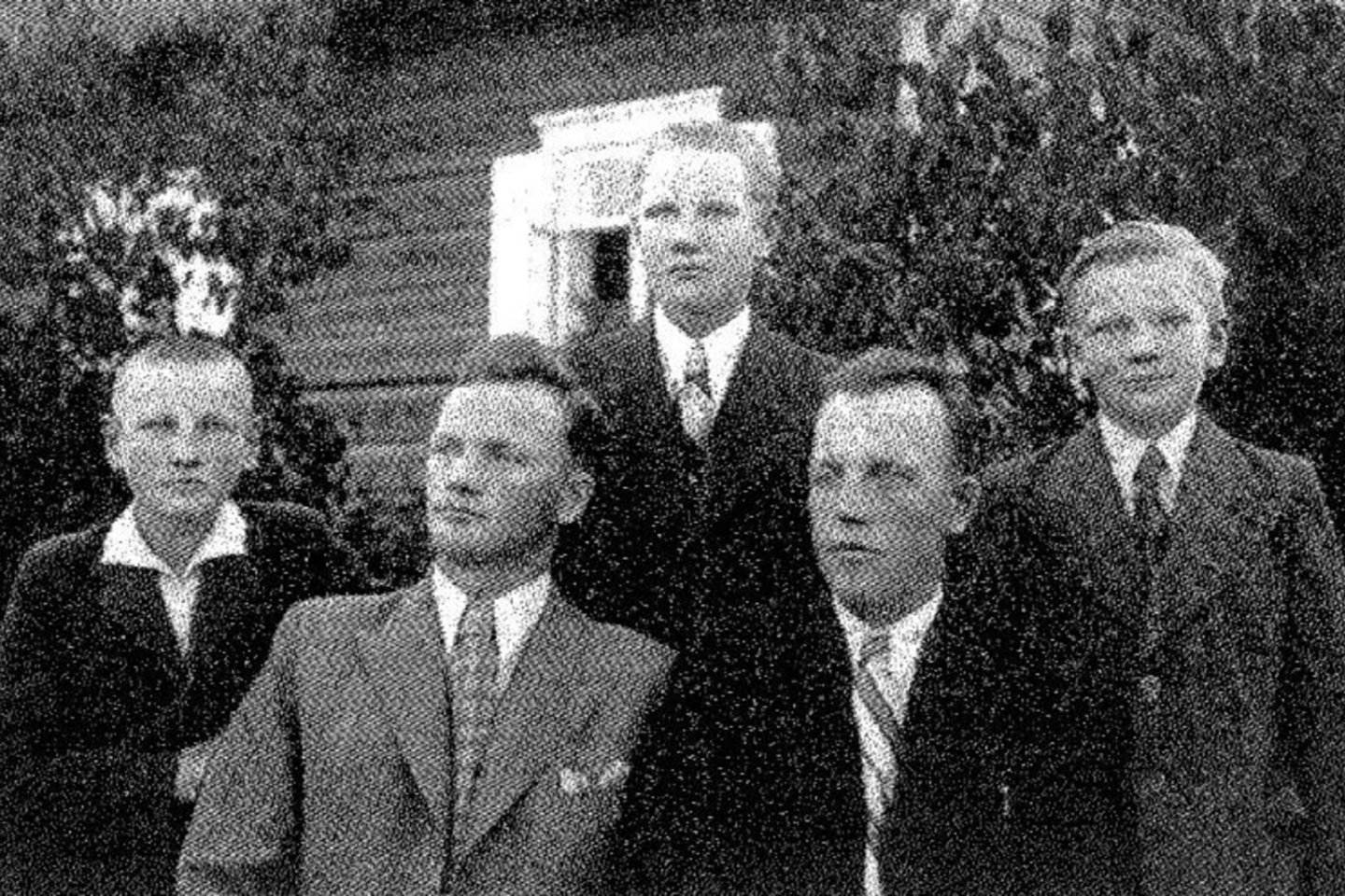 Broliai Kriukeliai (iš kairės): būsimasis architektas Jonas, Antanas, Pranas, Benediktas, Kazys.<br>V.Aleknienės archyvo nuotr.
